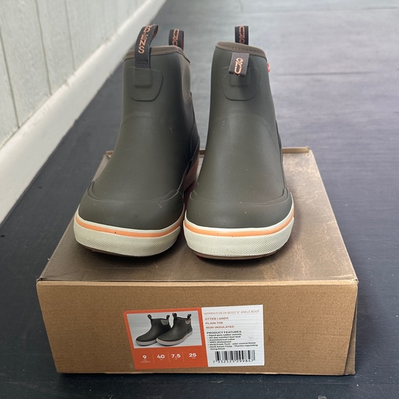Brand New Grundéns Women's Deck Boss 6” Ankle Boots - Olive - Picture 3 of 11
